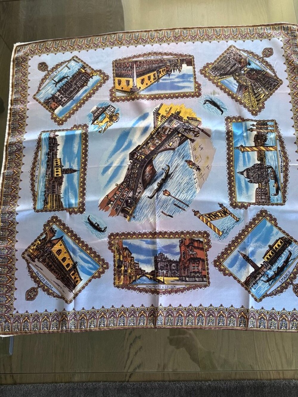 Vintage Italian Silk Scarf w/Landmarks of Venezia (Venice), Excellent Condition - Picture 3 of 5